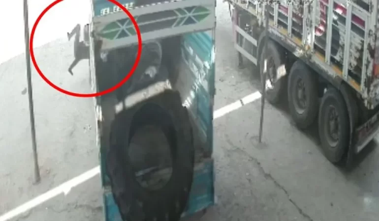 Siirt'te korkunç kaza: Traktör lastiği bomba gibi patladı