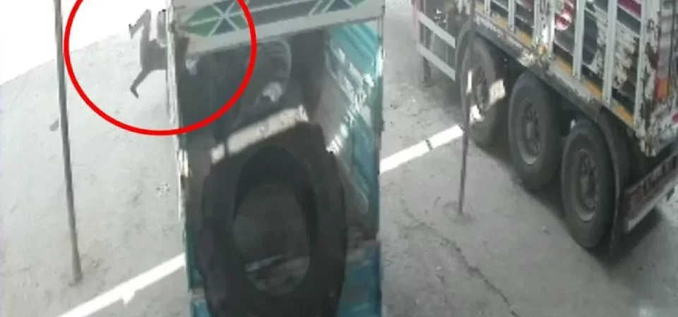 Siirt'te korkunç kaza: Traktör lastiği bomba gibi patladı