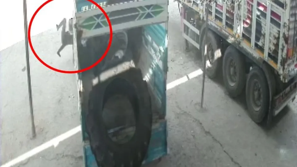 Siirt'te korkunç kaza: Traktör lastiği bomba gibi patladı