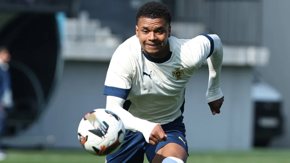 trabzonspor-un-yeni-yildizi-noah-saviolo-imzayi-atiyor