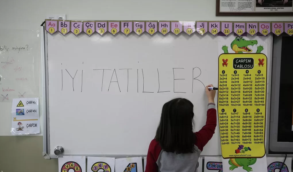 Yaz tatili başlıyor: Milyonlarca öğrenci karnesine kavuşuyor
