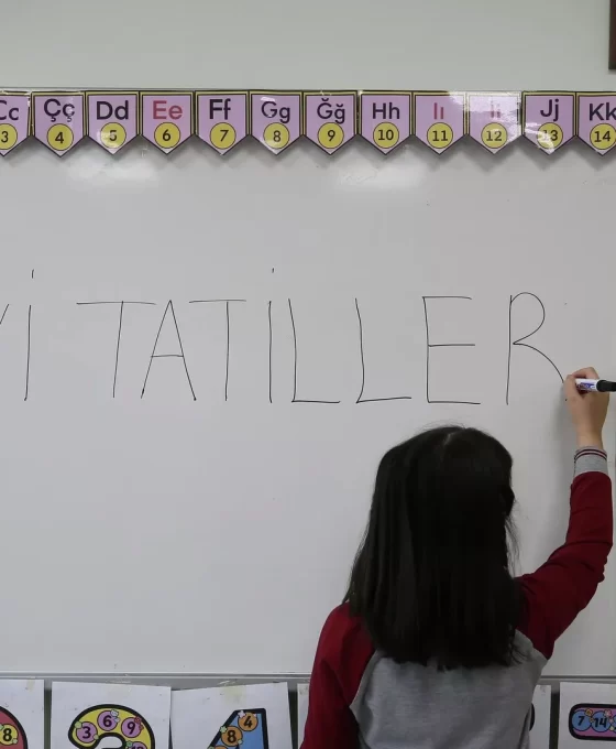 Yaz tatili başlıyor: Milyonlarca öğrenci karnesine kavuşuyor