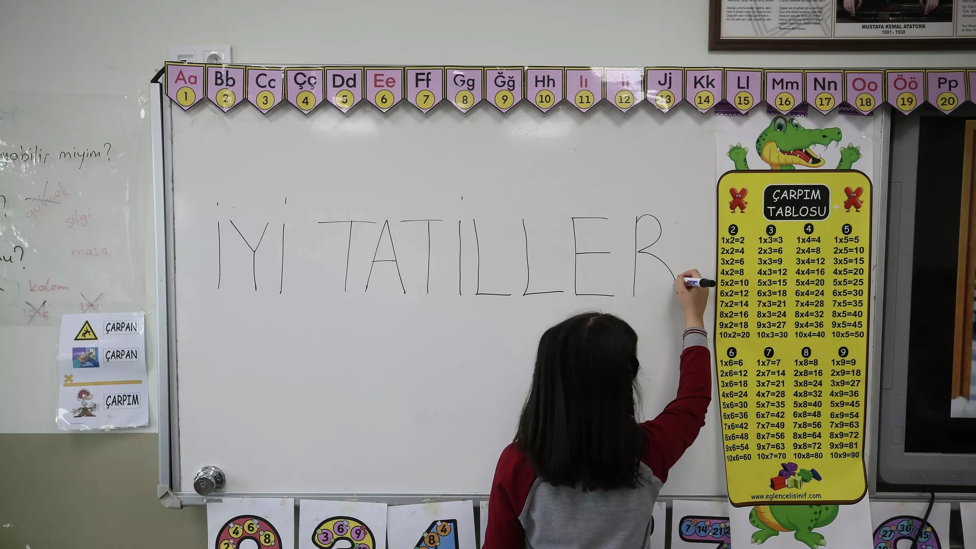 Yaz tatili başlıyor: Milyonlarca öğrenci karnesine kavuşuyor