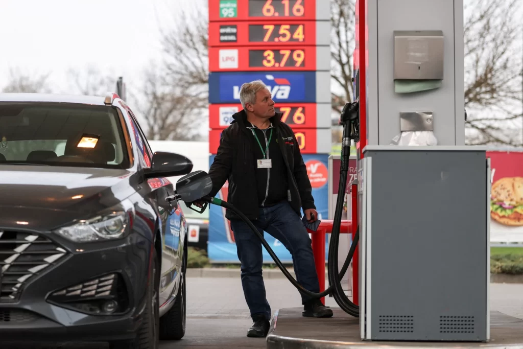 Akaryakıt fiyatları neden petrolden hızlı yükseliyor?