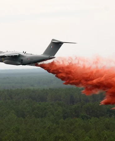 Askeri dev A400M ilk kez orman yangınlarına karşı havalandı