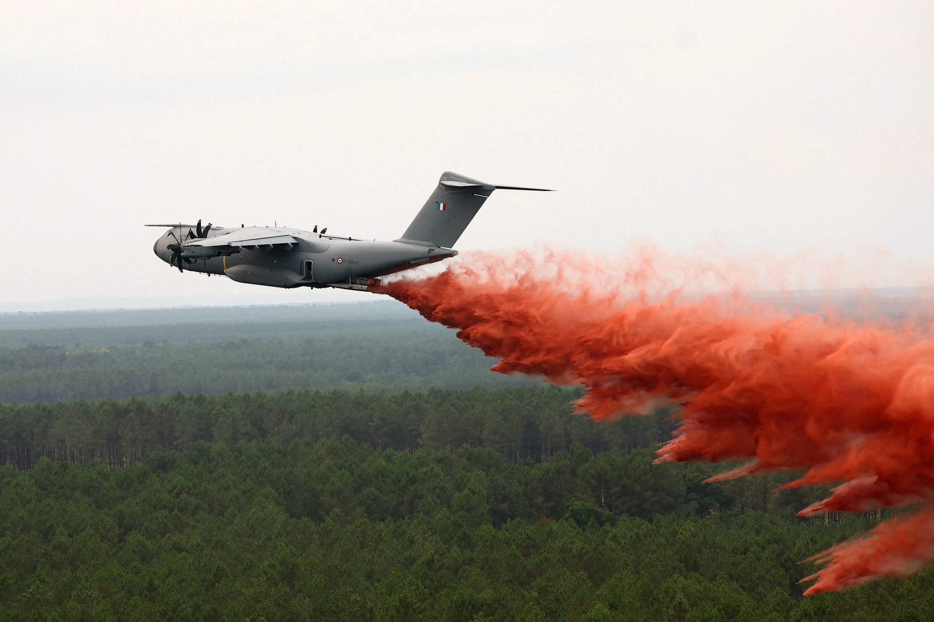 Askeri dev A400M ilk kez orman yangınlarına karşı havalandı