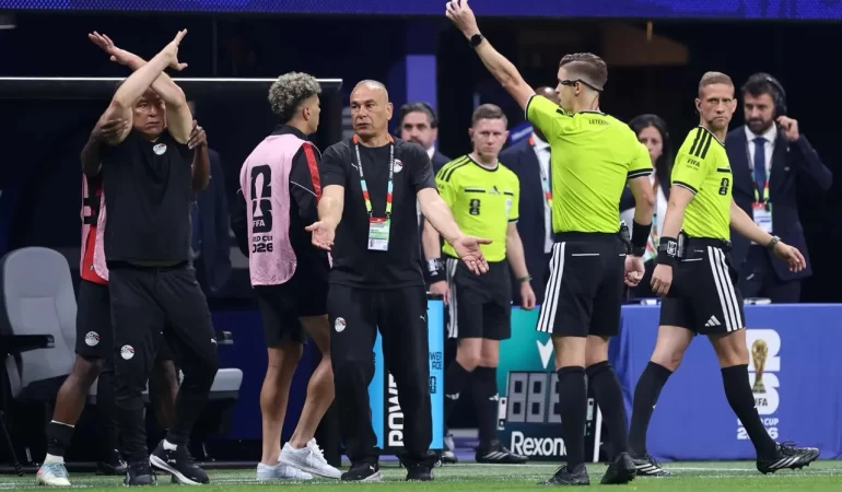 Dünya Kupası'nda skandal: Mısır teknik direktöründen FIFA işaretiyle protesto