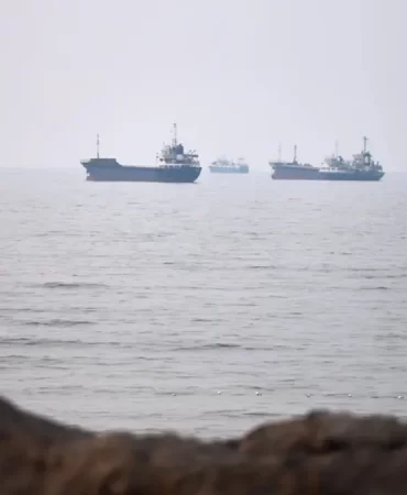 Hürmüz Boğazı'nda sıcak saatler: Petrol tankerine füze fırlatıldı