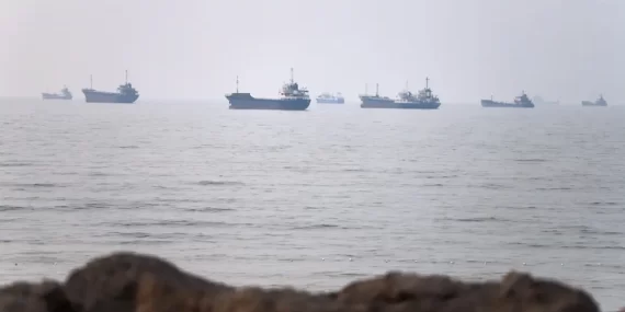 Hürmüz Boğazı'nda sıcak saatler: Petrol tankerine füze fırlatıldı