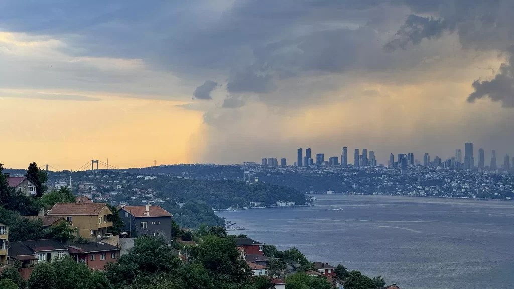 İstanbul'da fırtına felaketi: Facianın eşiğinden dönüldü