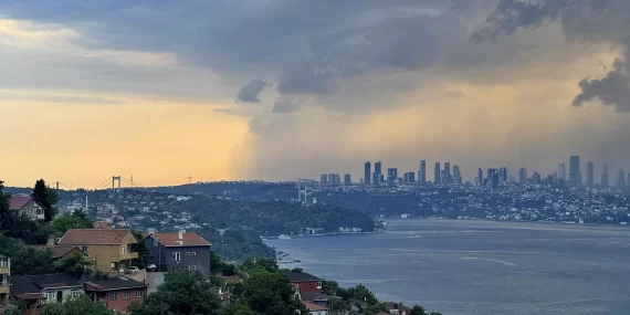 İstanbul'da fırtına felaketi: Facianın eşiğinden dönüldü