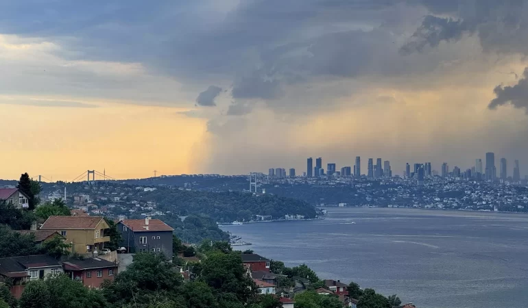 İstanbul'da fırtına felaketi: Facianın eşiğinden dönüldü