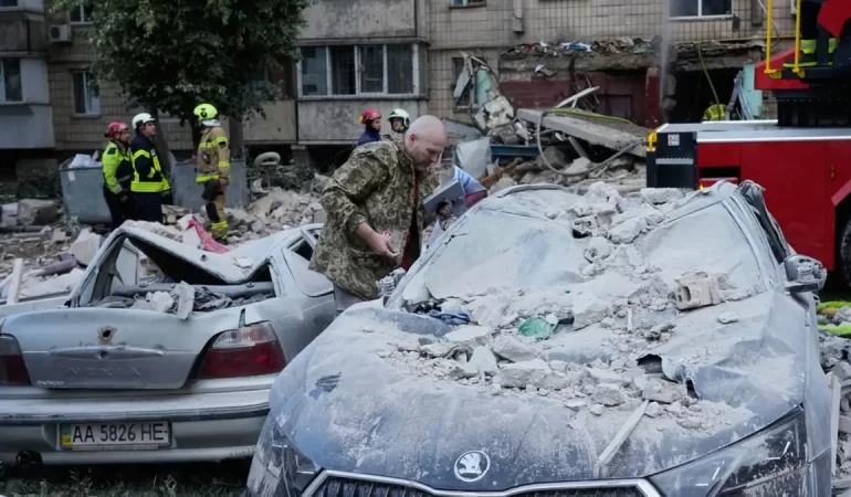 Kiev'de balistik füze felaketi: Zelenski'den NATO'ya sert sitem