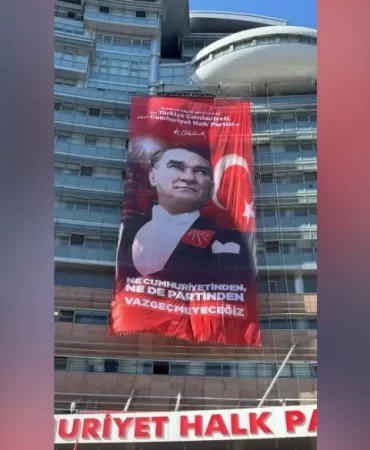 Özgür Özel'in yeni parti çıkışına CHP'den pankartlı yanıt