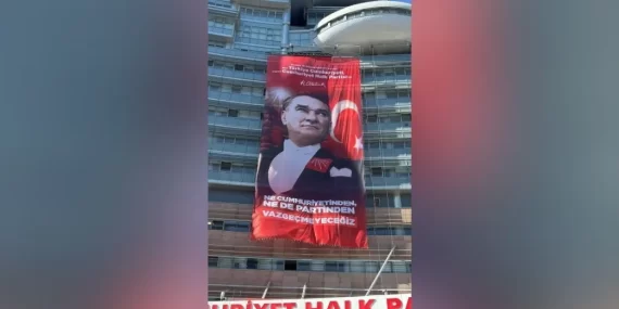 Özgür Özel’in yeni parti çıkışına CHP’den pankartlı yanıt