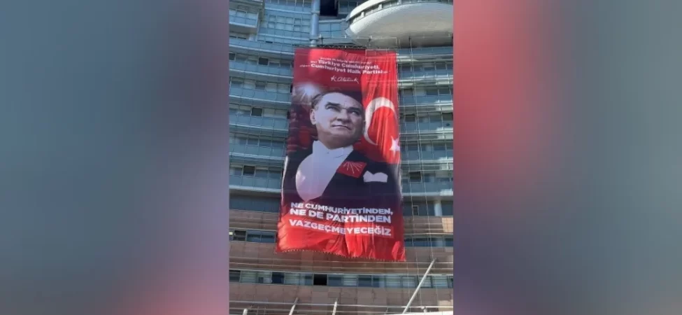 Özgür Özel'in yeni parti çıkışına CHP'den pankartlı yanıt