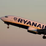 Ryanair uçağında dehşet: Pencere koptu, yolcu çekildi