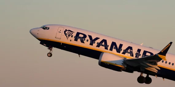 Ryanair uçağında dehşet: Pencere koptu, yolcu çekildi