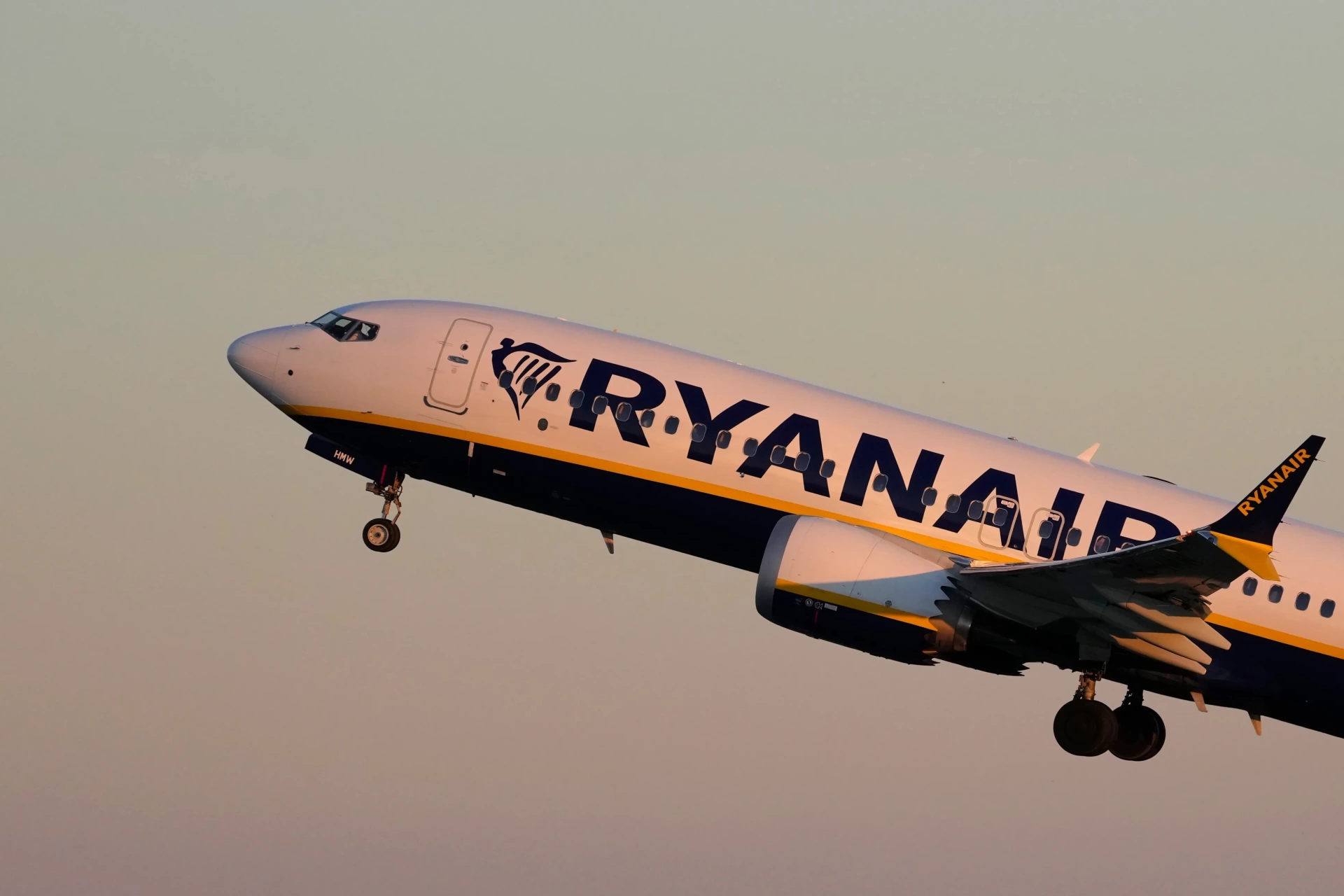 Ryanair uçağında dehşet: Pencere koptu, yolcu çekildi