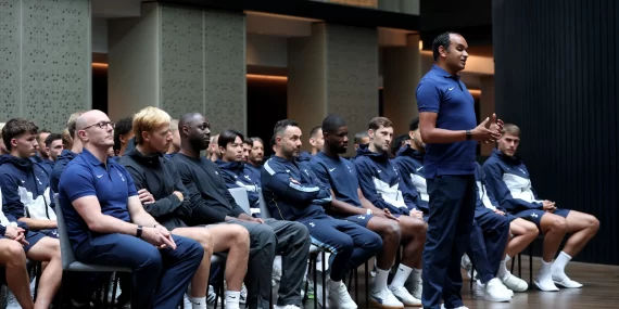 Tottenham'a Yeni Zelanda'da geleneksel Maori karşılaması