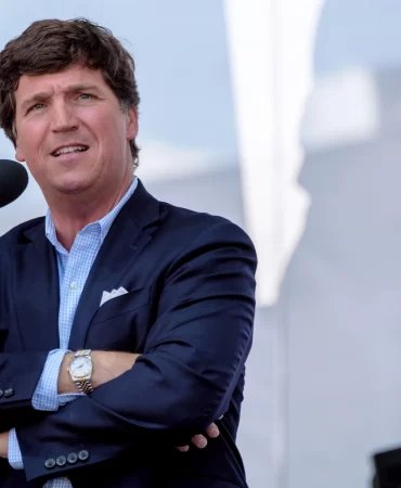 Tucker Carlson: Trump zayıf lider, Vance savaşı önlerdi