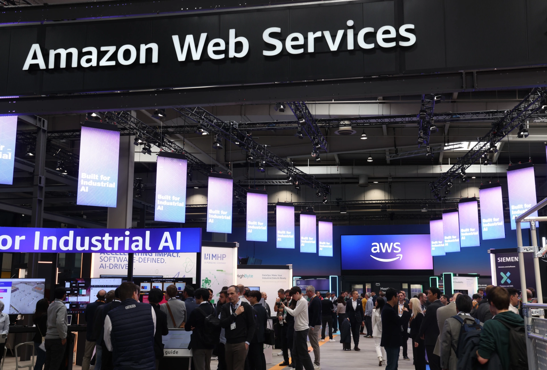 Amazon'un 2 milyar dolarlık dev veri merkezi Kaliforniya'da yükseliyor