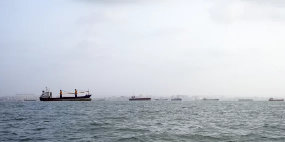İran'ın tehdidi sonrası Hürmüz Boğazı'nda petrol trafiği durdu