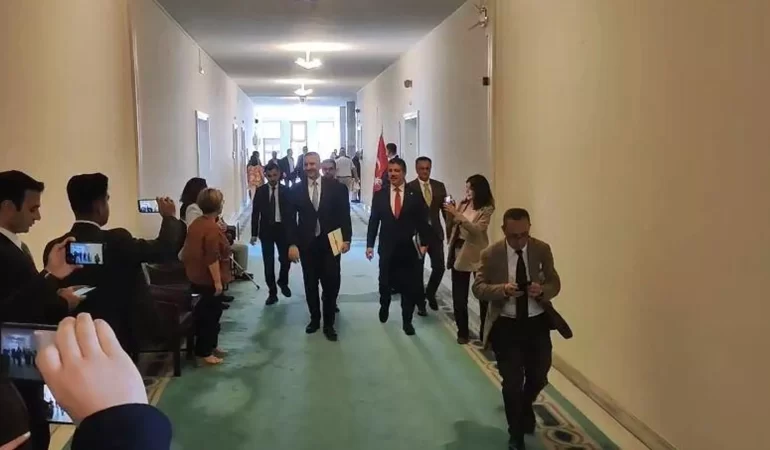 Meclis'te kritik temas: AK Parti'den Yeni Parti'ye yasa ziyareti!