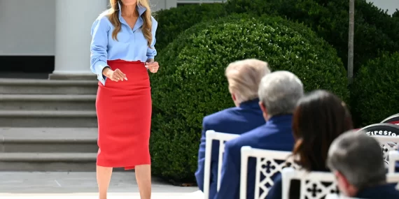Melania Trump sessizliğini bozdu: "Beni özlediğinizi duydum"