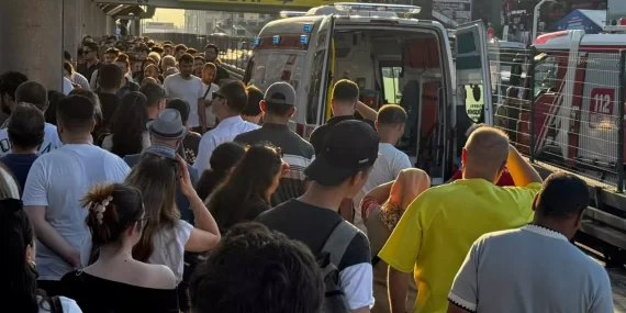 Şirinevler durağında feci kaza: Yola düşen kadına metrobüs çarptı!