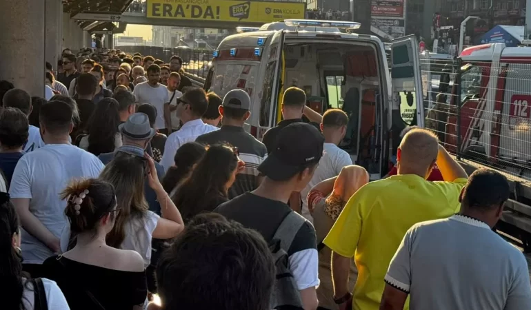 Şirinevler durağında feci kaza: Yola düşen kadına metrobüs çarptı!