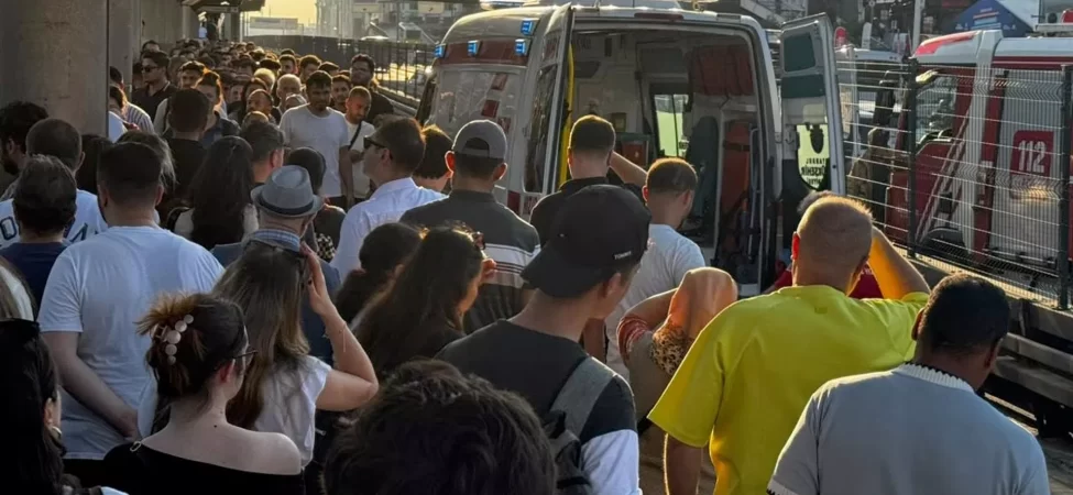 Şirinevler durağında feci kaza: Yola düşen kadına metrobüs çarptı!