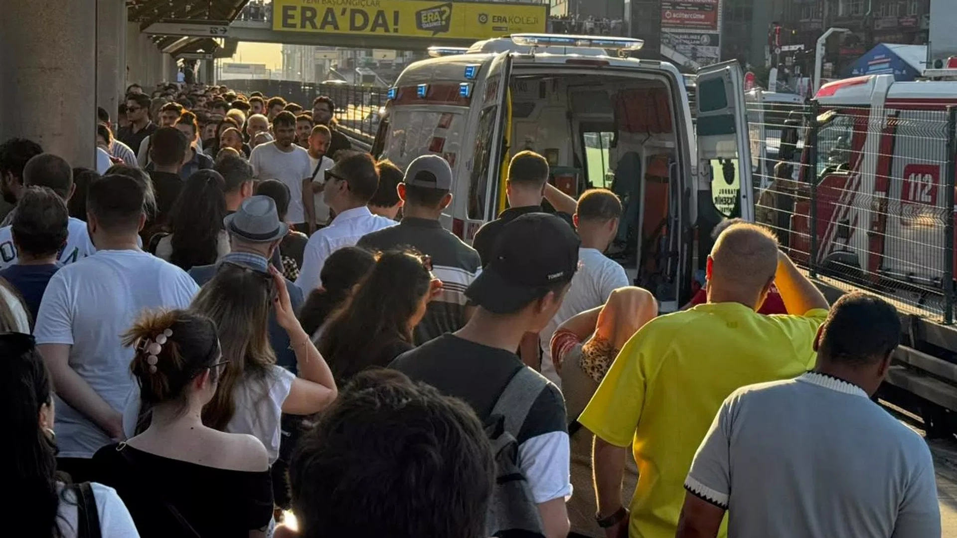 Şirinevler durağında feci kaza: Yola düşen kadına metrobüs çarptı!