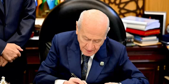 Siyasette kritik adım: Devlet Bahçeli çerçeve yasa için imzayı attı!
