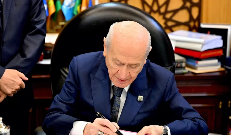 Siyasette kritik adım: Devlet Bahçeli çerçeve yasa için imzayı attı!