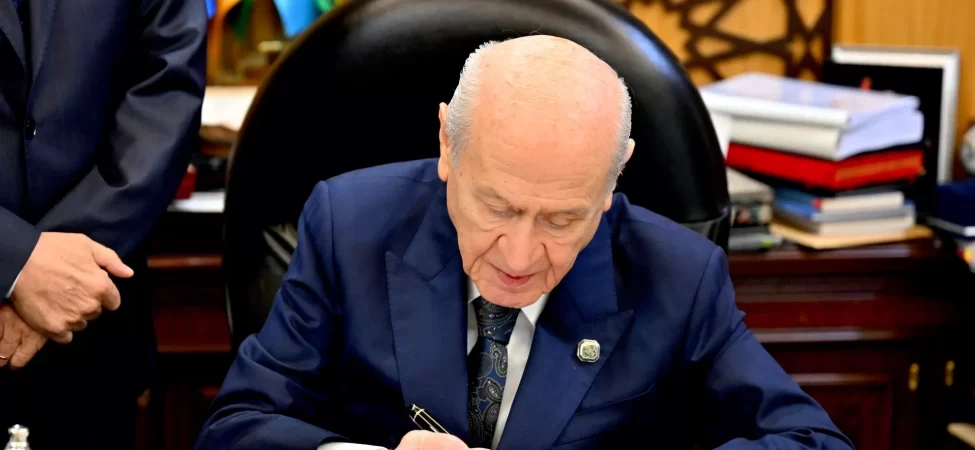 Siyasette kritik adım: Devlet Bahçeli çerçeve yasa için imzayı attı!