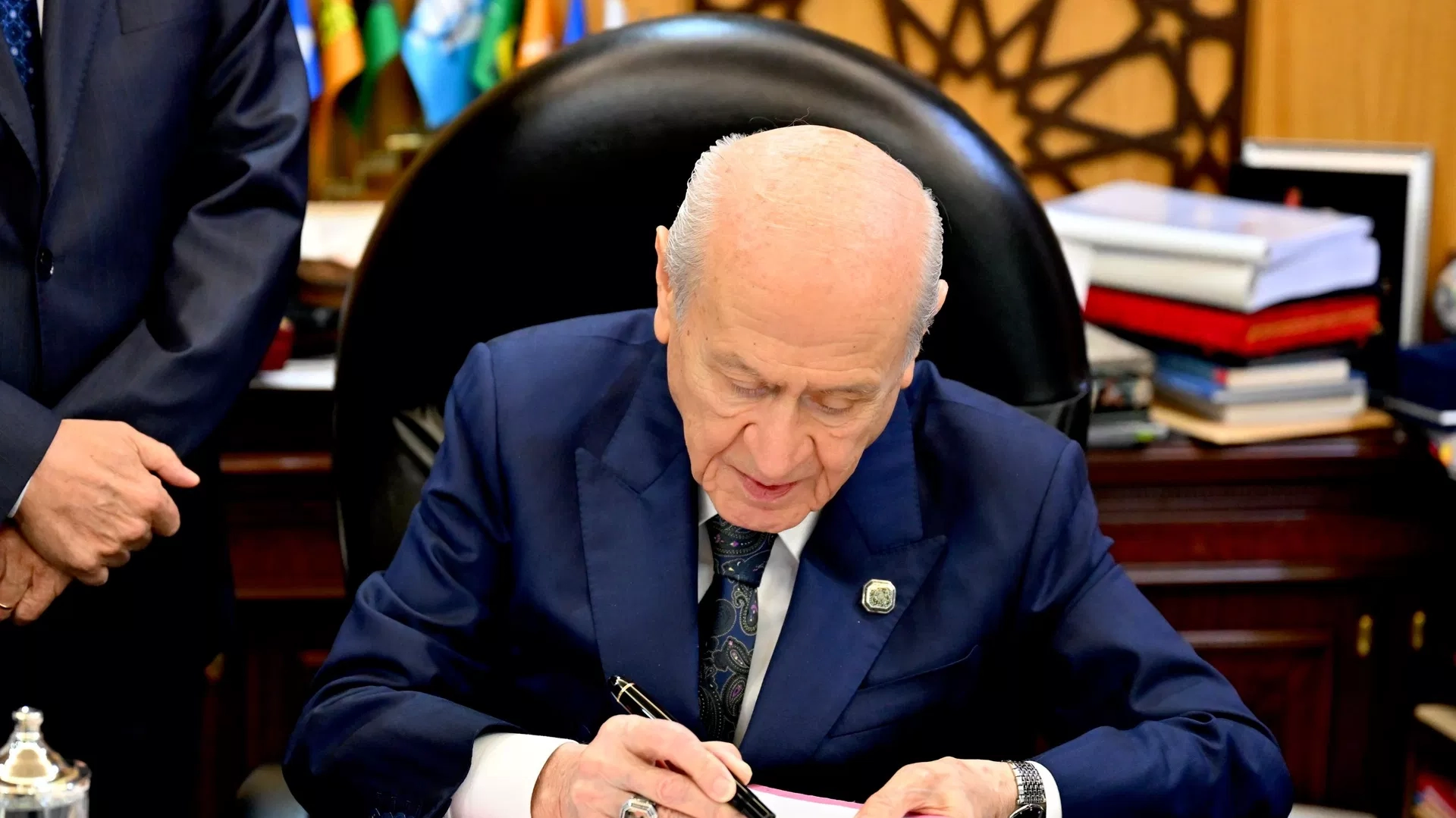 Siyasette kritik adım: Devlet Bahçeli çerçeve yasa için imzayı attı!