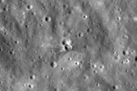 SpaceX roketi Ay'a çarptı: NASA yeni krateri görüntüledi