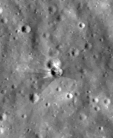 SpaceX roketi Ay'a çarptı: NASA yeni krateri görüntüledi