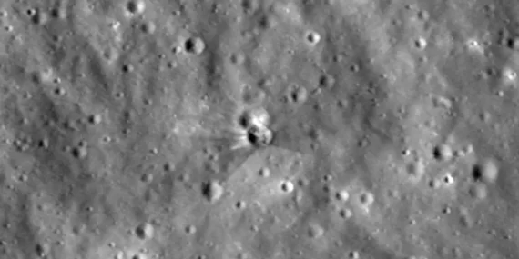 SpaceX roketi Ay'a çarptı: NASA yeni krateri görüntüledi