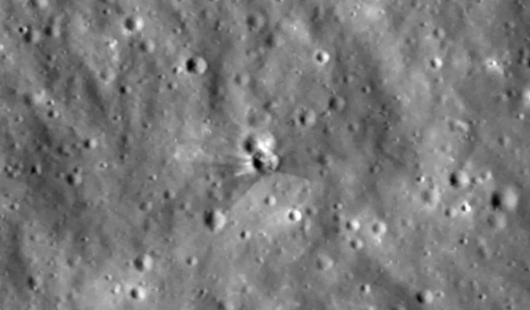 SpaceX roketi Ay'a çarptı: NASA yeni krateri görüntüledi
