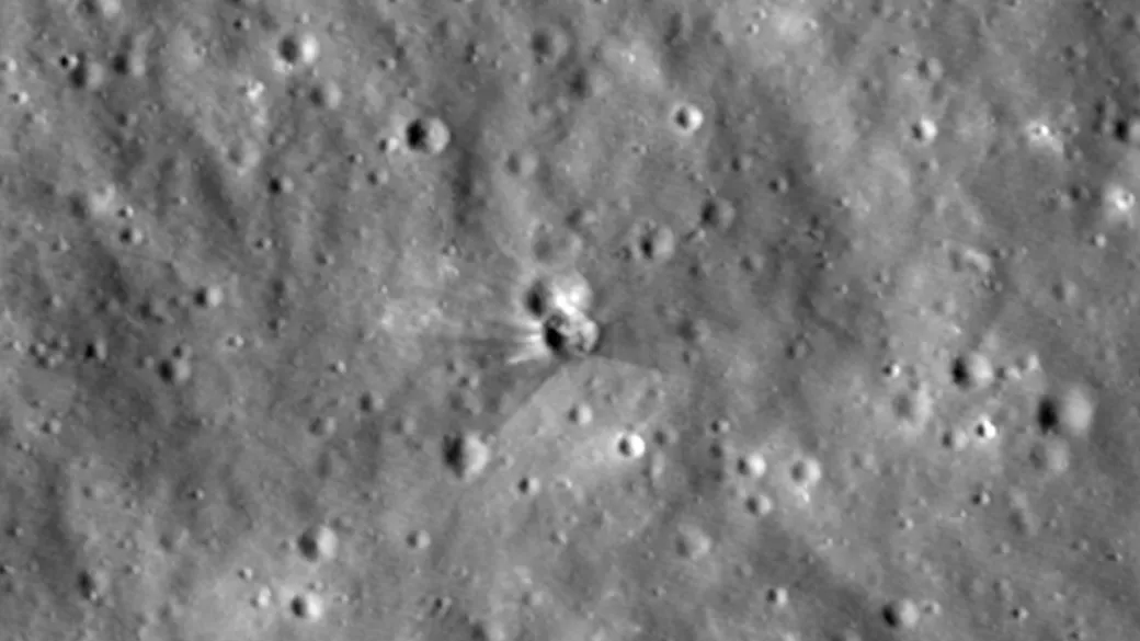 SpaceX roketi Ay'a çarptı: NASA yeni krateri görüntüledi