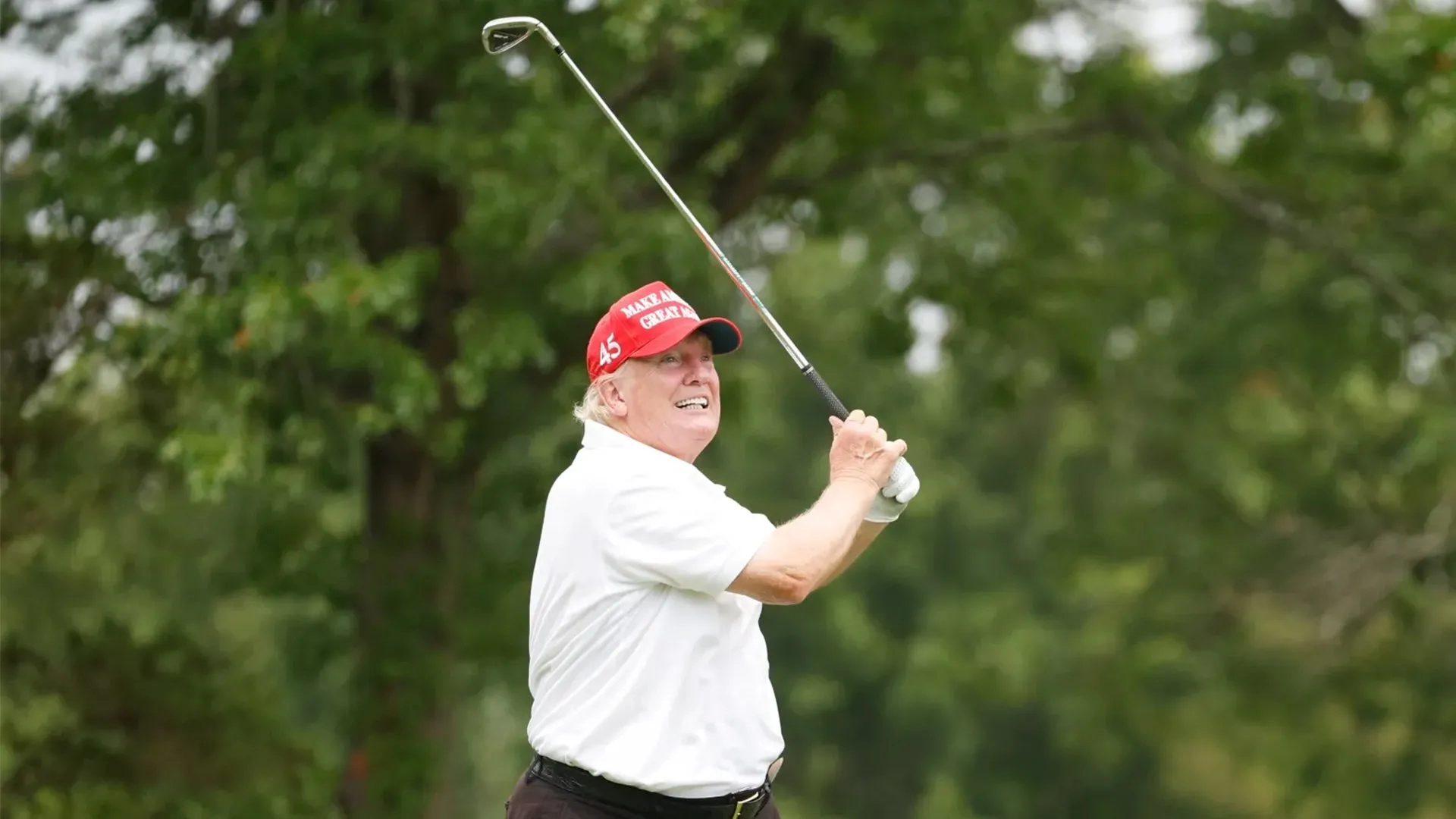 Trump'ın golf zaferi sosyal medyayı böldü: Yetenek mi hile mi?