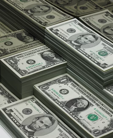 ABD verileri öncesi dolar iki ayın zirvesine yakın seyrediyor