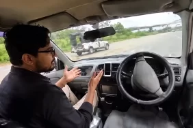 Akıllı arabasını denerken polis aracına çarptı: Pakistan'da viral kaza!