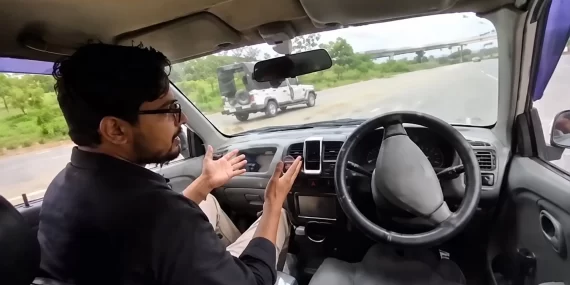 Akıllı arabasını denerken polis aracına çarptı: Pakistan'da viral kaza!
