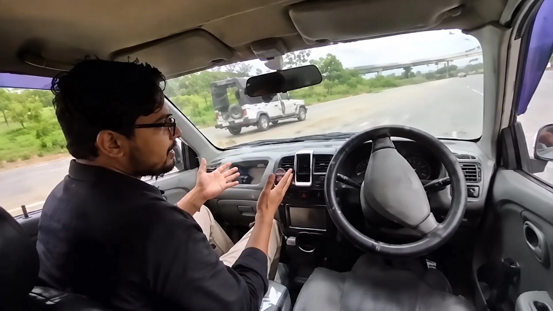 Akıllı arabasını denerken polis aracına çarptı: Pakistan'da viral kaza!