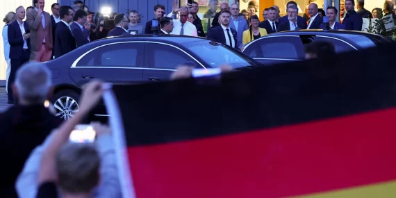 Almanya'da aşırı sağ alarmı: Merz neden Habermas okumalı?