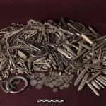 Bahçesine teras yaparken 1100 yıllık devasa hazine buldu!