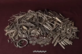 Bahçesine teras yaparken 1100 yıllık devasa hazine buldu!